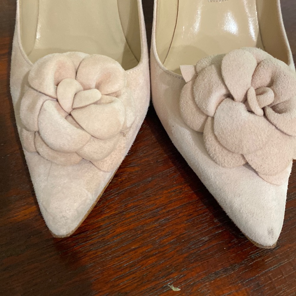 Manolo Blahnik Maroon Suede Pointed Toe
Flower Pump Heels Lisa Size 37